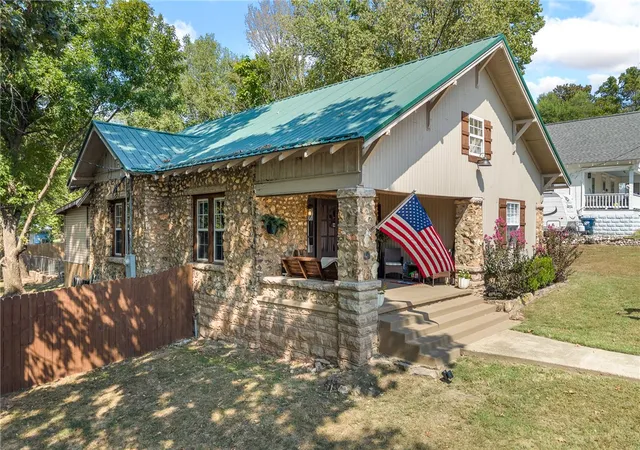 Photo 2 of Single family home for sale at 412 N Chestnut St, Harrison, AR 72601 | MLS# 1361584 | Listing updated on 2026-09-10
