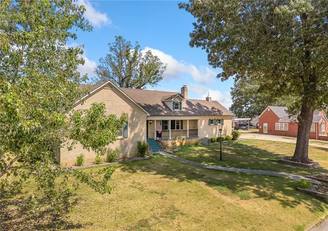 Photo 2 of Single family home for sale at 321 W Erie Ave, Harrison, AR 72601 | MLS# 1361602 | Listing updated on 2026-09-10