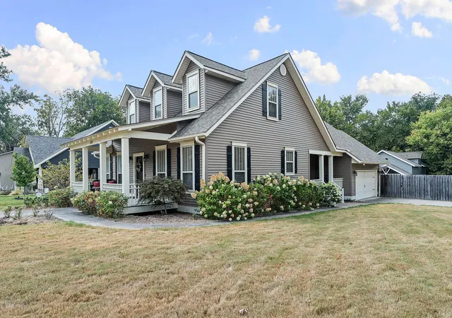 Photo 2 of Single family home for sale at 400 S College St, Siloam Springs, AR 72761 | MLS# 1361229 | Listing updated on 2026-09-10