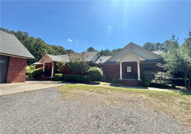 Photo 3 of Single family home for sale at 801 Alaskan Trl, Russellville, AR 72802 | MLS# 1361443 | Listing updated on 2026-09-11