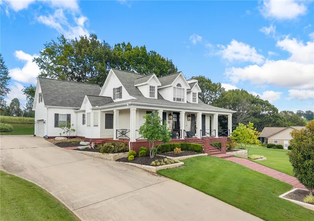 Photo 3 of Single family home for sale at 221 Hogan Dr, Harrison, AR 72601 | MLS# 1361732 | Listing updated on 2026-09-11
