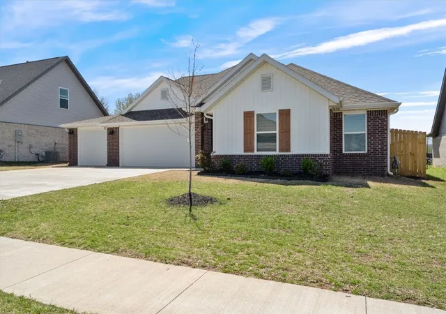 Photo 2 of Single family home for sale at 205 Pennington Ave, Prairie Grove, AR 72753 | MLS# 1361740 | Listing updated on 2026-09-11