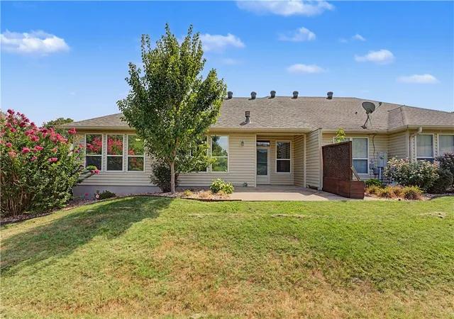 Photo 3 of Townhouse for sale at 27 Highland Pkwy, Bella Vista, AR 72715 | MLS# 1360202 | Listing updated on 2026-09-12