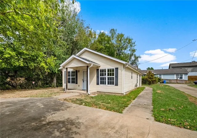 Photo 2 of Single family home for sale at 222 E 13th Street, Fayetteville, AR 72701 | MLS# 1361903 | Listing updated on 2026-09-12