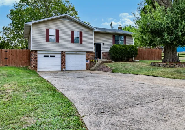 Single family home for sale at 875 Meadow Ln, Harrison, AR 72601 | MLS# 1361918