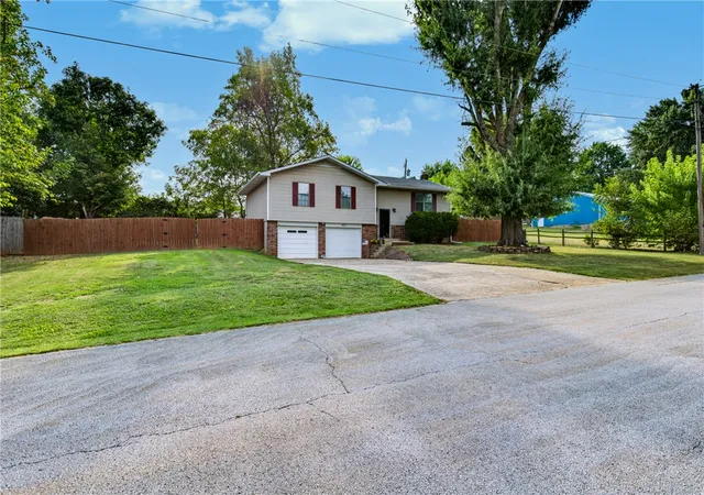 Photo 2 of Single family home for sale at 875 Meadow Ln, Harrison, AR 72601 | MLS# 1361918 | Listing updated on 2026-09-12