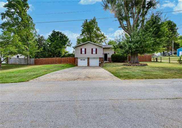 Photo 3 of Single family home for sale at 875 Meadow Ln, Harrison, AR 72601 | MLS# 1361918 | Listing updated on 2026-09-12