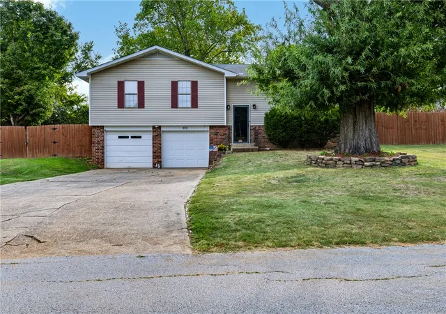 Photo 3 of Single family home for sale at 875 Meadow Ln, Harrison, AR 72601 | MLS# 1361918 | Listing updated on 2026-09-12