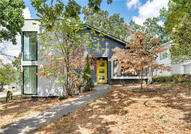 Photo 1 of Single family home for sale at 524 W Adams St, Fayetteville, AR 72701 | MLS# 1361779 | Listing updated on 2026-09-14