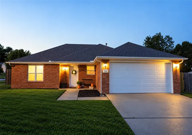 Single family home for sale at 1090 Sunflower St, Centerton, AR 72719 | MLS# 1362086