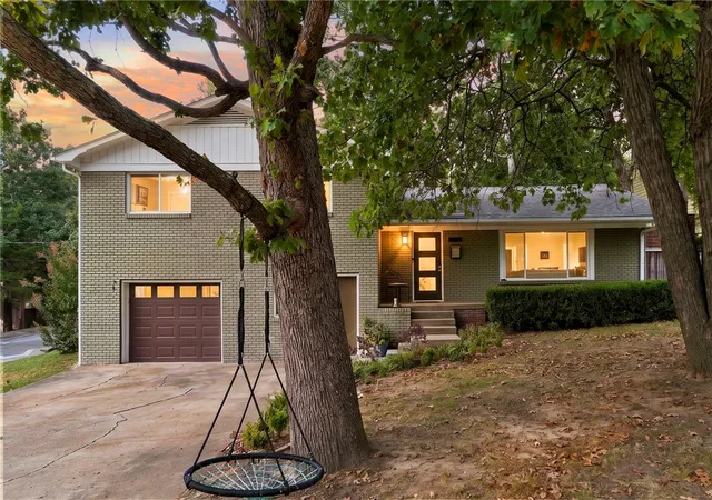 Photo 1 of Single family home for sale at 522 Hawthorn St, Fayetteville, AR 72701 | MLS# 1362583 | Listing updated on 2026-10-21