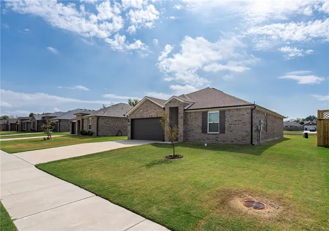 Photo 2 of Single family home for sale at 612 W Cattleman Ct, Siloam Springs, AR 72761 | MLS# 1362820 | Listing updated on 2026-10-20