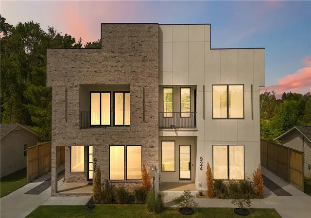 Townhouse for sale at 924 SE G St, Bentonville, AR 72712 | MLS# 1363112