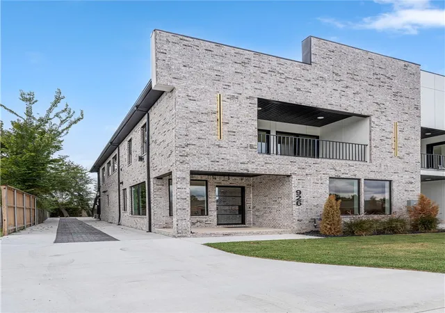 Townhouse for sale at 926 SE G St, Bentonville, AR 72712 | MLS# 1363277