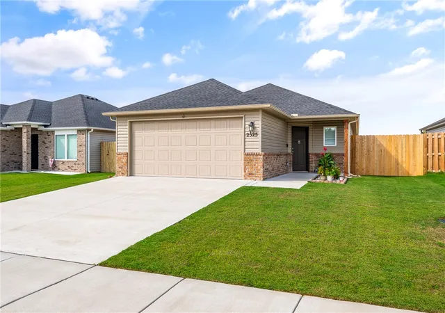 Single family home for sale at 2525 E Foxbury St, Siloam Springs, AR 72761 | MLS# 1363526