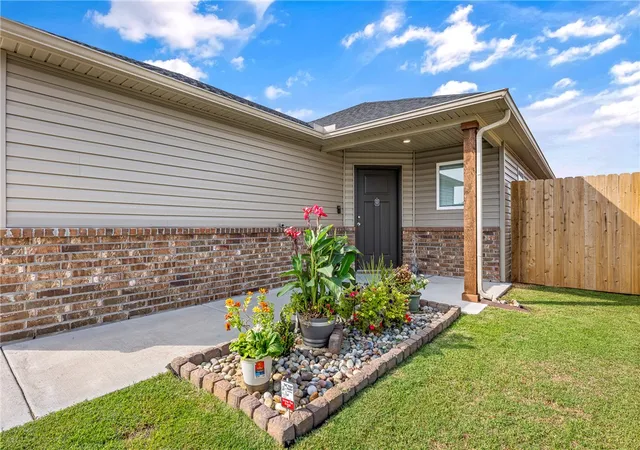Photo 2 of Single family home for sale at 2525 E Foxbury St, Siloam Springs, AR 72761 | MLS# 1363526 | Listing updated on 2026-10-21