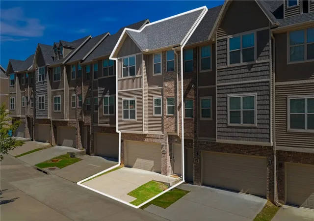 Townhouse for sale at 278 S Slopeside Dr, Fayetteville, AR 72704 | MLS# 1364450