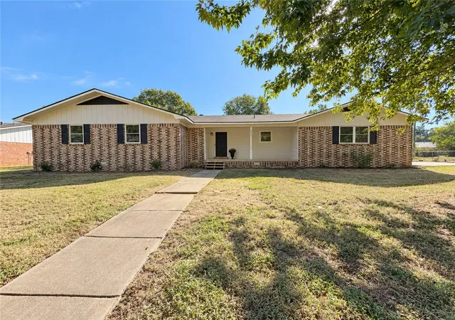 Photo 1 of Sale Pending at 404 N Joplin Ave, Russellville, AR 72801 | MLS# 1364749 | Listing updated on 2026-10-20