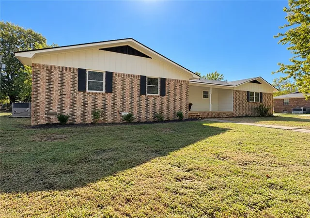 Photo 2 of Sale Pending at 404 N Joplin Ave, Russellville, AR 72801 | MLS# 1364749 | Listing updated on 2026-10-20