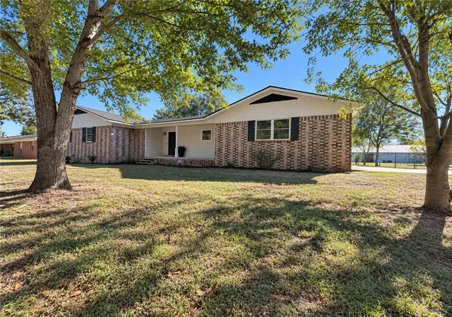 Photo 3 of Sale Pending at 404 N Joplin Ave, Russellville, AR 72801 | MLS# 1364749 | Listing updated on 2026-10-20