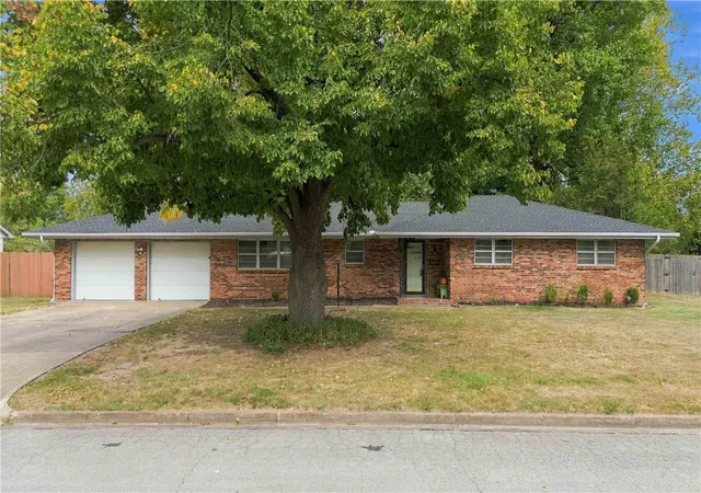 Photo 1 of Sale Pending at 124 Rogers Cir Dr, Springdale, AR 72764 | MLS# 1364805 | Listing updated on 2026-10-19