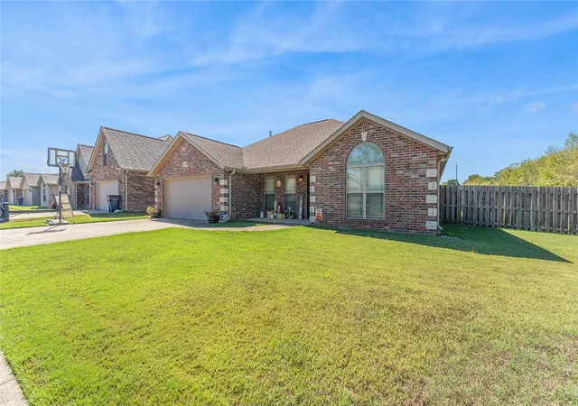 Photo 1 of Sale Pending at 1910 N Midland Knoll Ct, Siloam Springs, AR 72761 | MLS# 1364855 | Listing updated on 2026-10-29