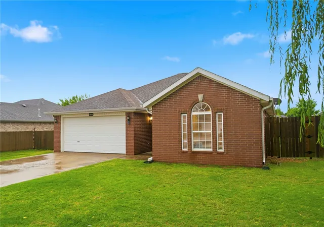 Photo 3 of Single family home for sale at 1016 Applewood Cir, Centerton, AR 72719 | MLS# 1364819 | Listing updated on 2026-10-20