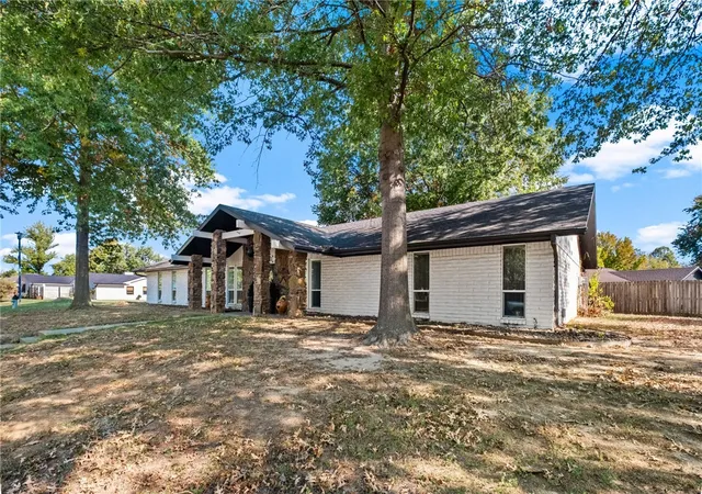 Photo 2 of Single family home for sale at 303 N Turtle Crk Dr, Rogers, AR 72756 | MLS# 1364834 | Listing updated on 2026-10-20