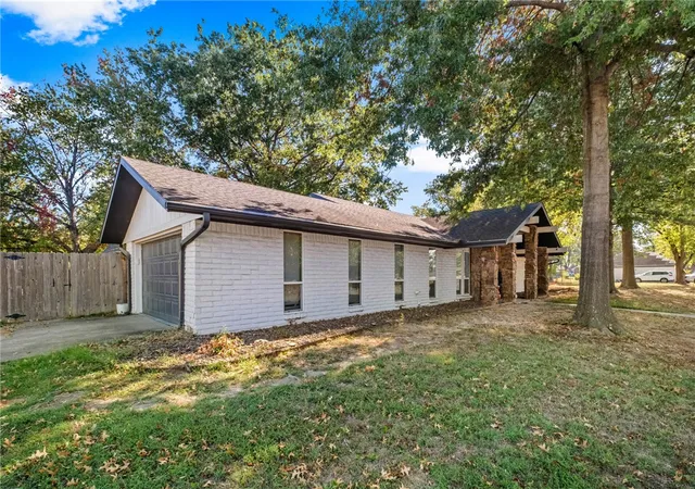 Photo 3 of Single family home for sale at 303 N Turtle Crk Dr, Rogers, AR 72756 | MLS# 1364834 | Listing updated on 2026-10-20