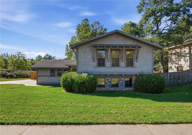 Photo 3 of Single family home for sale at 1009 Peak St, Cave Springs, AR 72718 | MLS# 1364808 | Listing updated on 2026-10-16