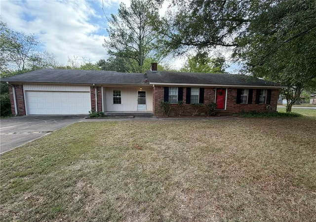 Photo 1 of Sale Pending at 300 N Inglewood Ave, Russellville, AR 72801 | MLS# 1365014 | Listing updated on 2026-10-19