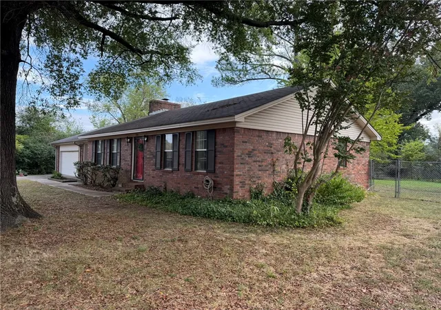 Photo 2 of Sale Pending at 300 N Inglewood Ave, Russellville, AR 72801 | MLS# 1365014 | Listing updated on 2026-10-19