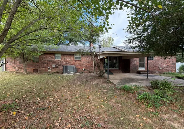Photo 3 of Sale Pending at 300 N Inglewood Ave, Russellville, AR 72801 | MLS# 1365014 | Listing updated on 2026-10-19