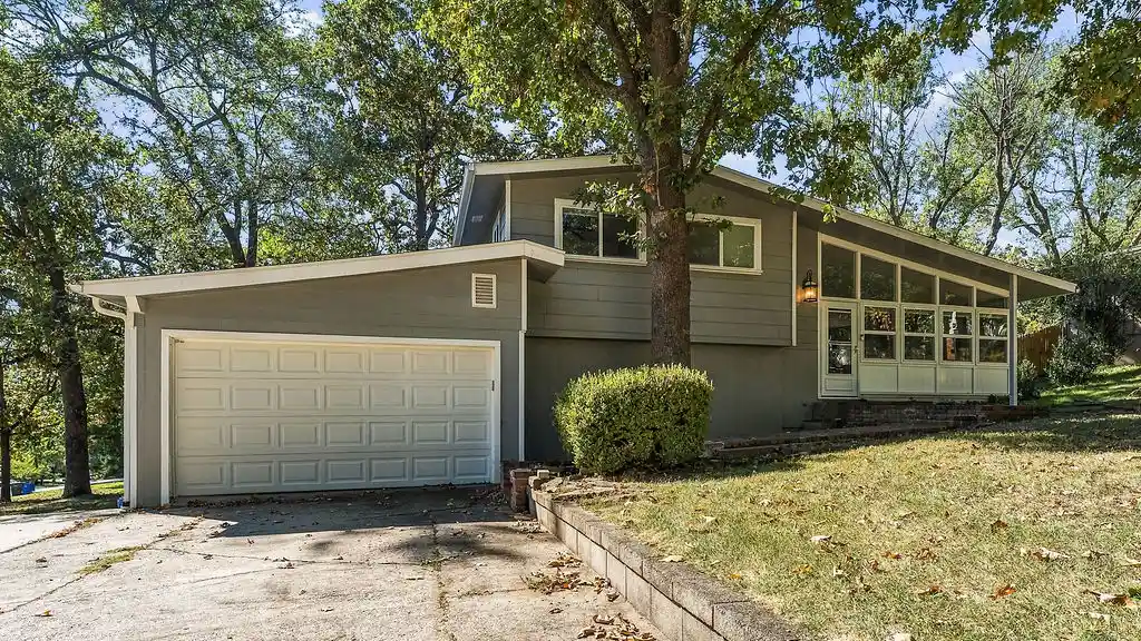 Photo 1 of Single family home for sale at 901 E Overcrest St, Fayetteville, AR 72703 | MLS# 1364376 | Listing updated on 2026-10-27