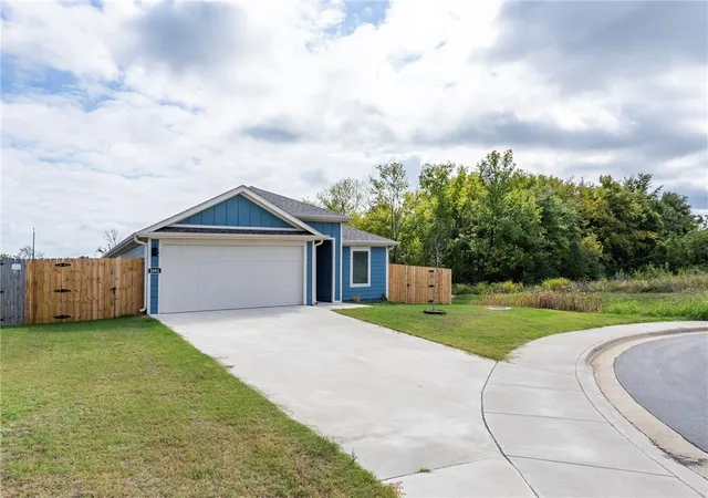Photo 2 of Single family home for sale at 2001 N Fleetwood Ln, Siloam Springs, AR 72761 | MLS# 1364978 | Listing updated on 2026-10-19
