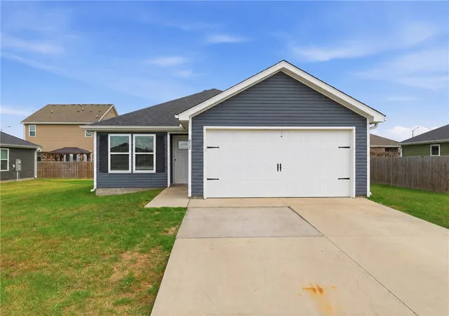 Photo 1 of Single family home for sale at 805 Parrot Ln, Siloam Springs, AR 72761 | MLS# 1365180 | Listing updated on 2026-10-18