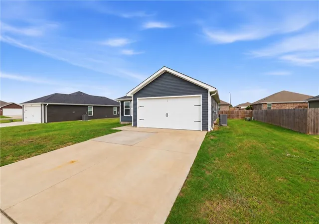 Photo 3 of Single family home for sale at 805 Parrot Ln, Siloam Springs, AR 72761 | MLS# 1365180 | Listing updated on 2026-10-18