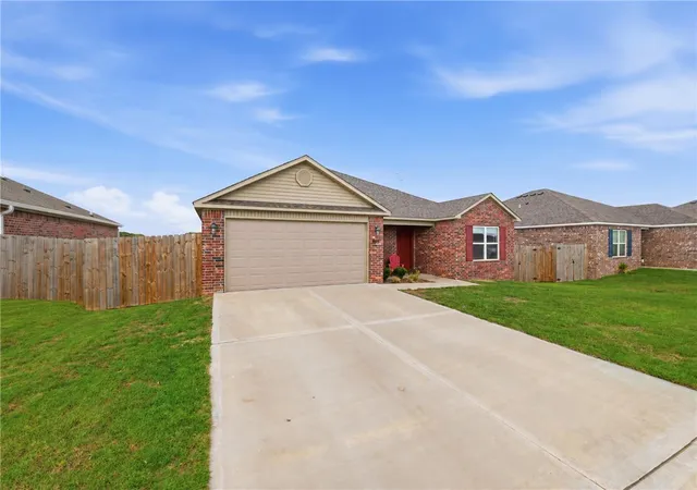 Photo 3 of Single family home for sale at 905 W Aiden Dr, Siloam Springs, AR 72761 | MLS# 1365261 | Listing updated on 2026-10-18