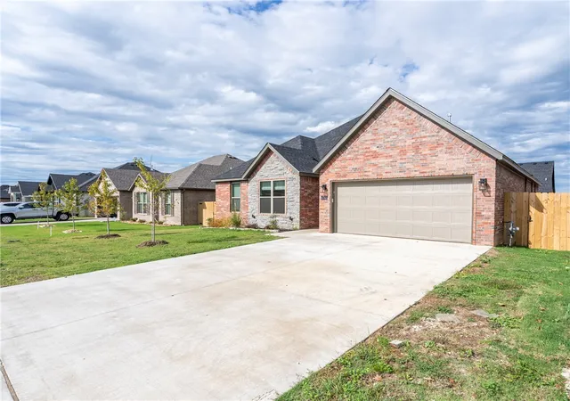Photo 2 of Single family home for sale at 6702 Basswood Ave, Bentonville, AR 72713 | MLS# 1365444 | Listing updated on 2026-10-16