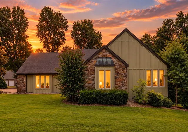 Photo 1 of Single family home for sale at 2 Ettington Dr, Bella Vista, AR 72714 | MLS# 1365283 | Listing updated on 2026-10-19