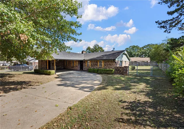 Photo 1 of Single family home for sale at 122 W Circle Dr, Clarksville, AR 72830 | MLS# 1365487 | Listing updated on 2026-10-17