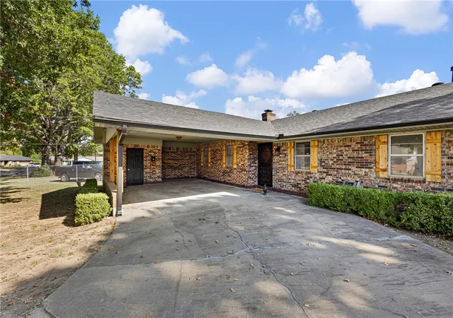 Photo 2 of Single family home for sale at 122 W Circle Dr, Clarksville, AR 72830 | MLS# 1365487 | Listing updated on 2026-10-17