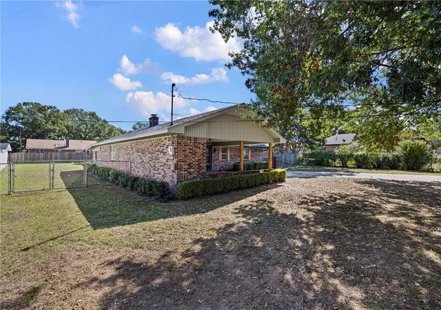 Photo 3 of Single family home for sale at 122 W Circle Dr, Clarksville, AR 72830 | MLS# 1365487 | Listing updated on 2026-10-17