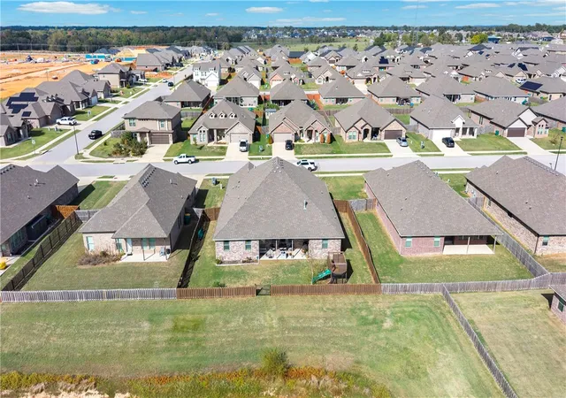 Photo 4 of Single family home for sale at 1020 Winesap Dr, Bentonville, AR 72712 | MLS# 1365724 | Listing updated on 2026-10-20