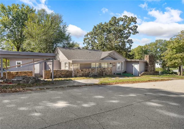 Photo 1 of Single family home for sale at 702 E Argyle St, Harrison, AR 72601 | MLS# 1365701 | Listing updated on 2026-10-21