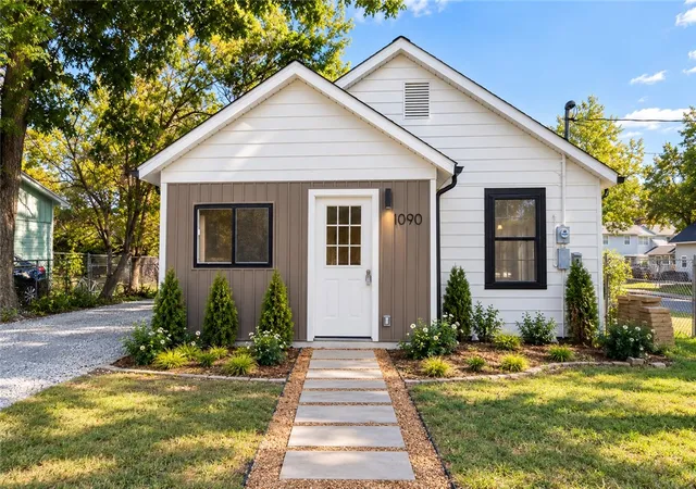 Photo 1 of Single family home for sale at 1090 S Washington Ave, Fayetteville, AR 72701 | MLS# 1365668 | Listing updated on 2026-10-21