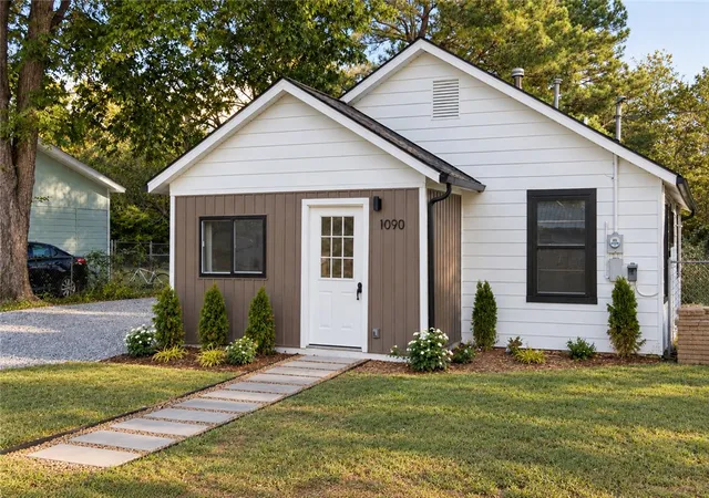Photo 2 of Single family home for sale at 1090 S Washington Ave, Fayetteville, AR 72701 | MLS# 1365668 | Listing updated on 2026-10-21