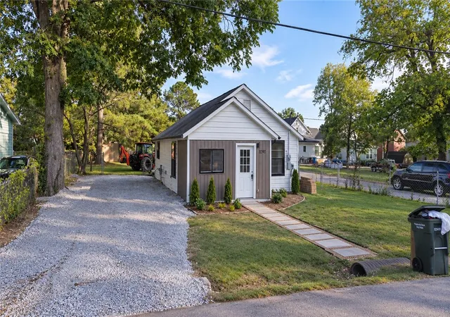 Photo 3 of Single family home for sale at 1090 S Washington Ave, Fayetteville, AR 72701 | MLS# 1365668 | Listing updated on 2026-10-21