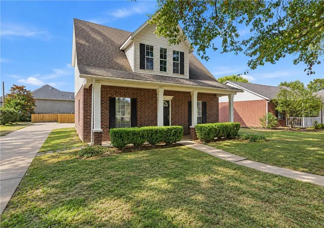 Photo 2 of Single family home for sale at 1407 N Heritage Ave, Fayetteville, AR 72704 | MLS# 1365583 | Listing updated on 2026-10-22