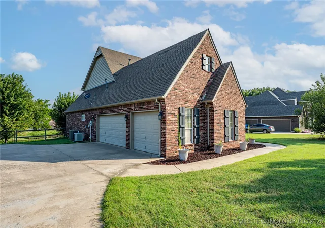 Photo 2 of Single family home for sale at 706 S Tallchief Ave, Skiatook, OK 74070 | MLS# 2532838 | Listing updated on 2026-09-06